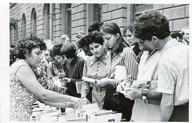 Продаж кніг па праспекце К.Маркса ў Полацку падчас святкавання Дня кнігі, прысвечанага Ф.Скарыне. 1972 г.