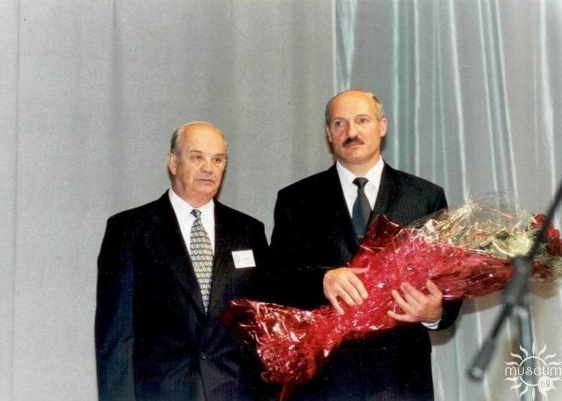 Rector of the PSU E.M. Babenko and the President of the Republic of Belarus A.G. Lukashenko. 2001