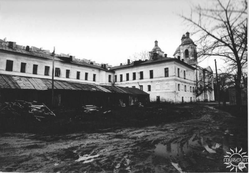 Дворовая территория здания бывших монашеских келий Богоявленского монастыря. Вид с юга (фотография 1986 г.)