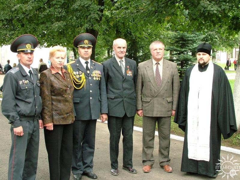 S. Pashkevich with the leaders of the city on a visit to the soldiers of the military unit 5530. August 2005