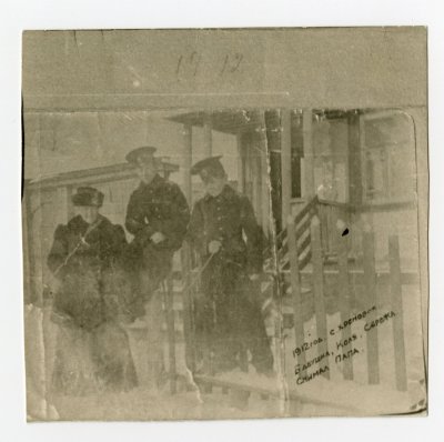 Кадет Сергей Грамбек с братом Николаем и бабушкой. Копия фотографии 1912 г.