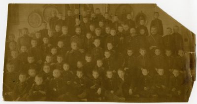 Фотограф Ю.Р. Бермант. Первый слева в первом ряду – Борис Вержболович. Полоцк, 1901 г. 